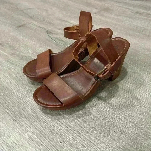 Mia Women’s Manuela Brown Block Chunky Heels - Picture 3 of 10